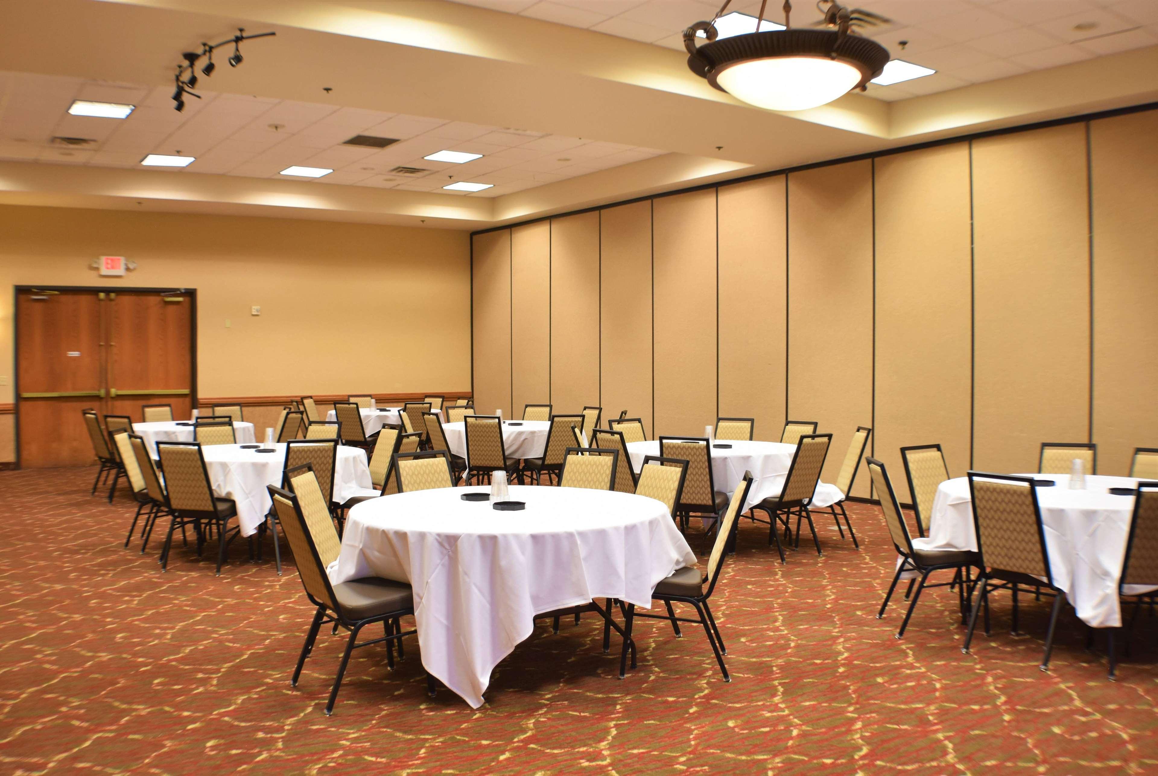Ramada By Wyndham Sioux Falls Airport - Waterpark Resort & Event Center מראה חיצוני תמונה