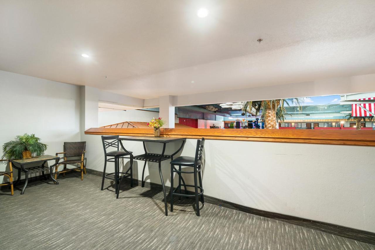 Ramada By Wyndham Sioux Falls Airport - Waterpark Resort & Event Center מראה חיצוני תמונה