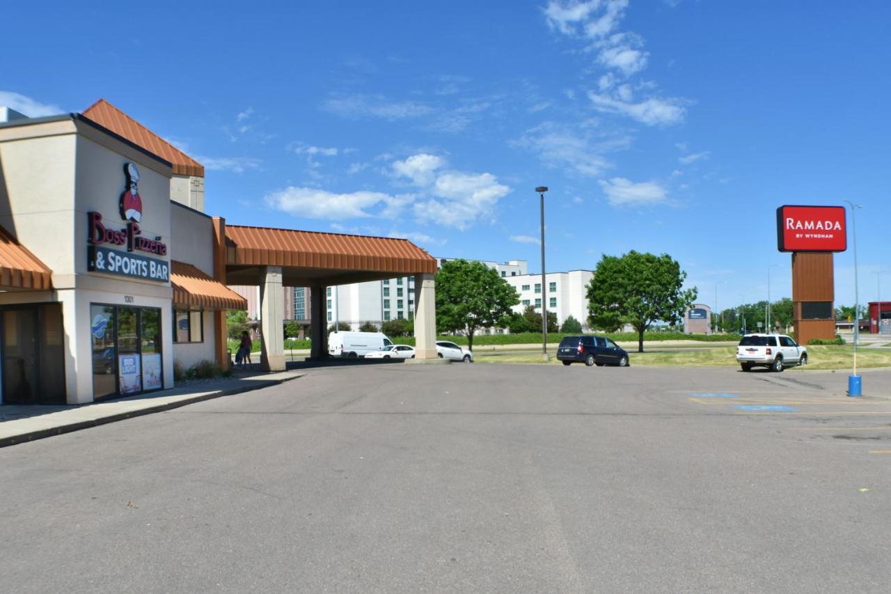 Ramada By Wyndham Sioux Falls Airport - Waterpark Resort & Event Center מראה חיצוני תמונה